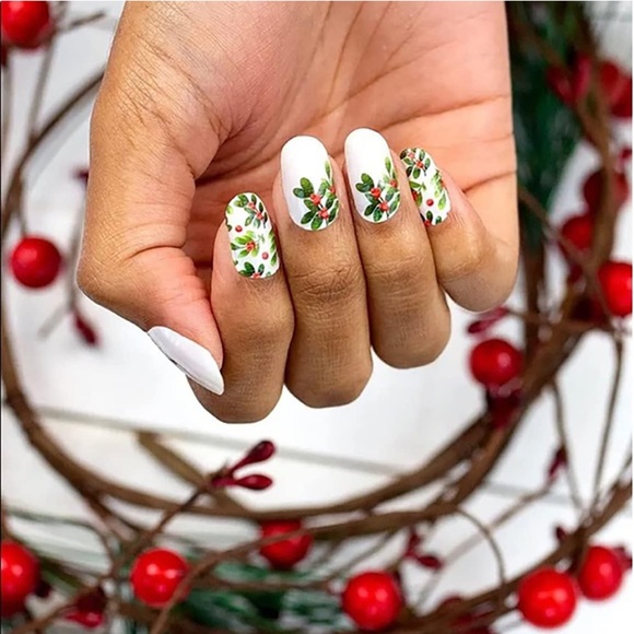 Color Street Holiday Nails - Berry Merry - Picture 4 of 6